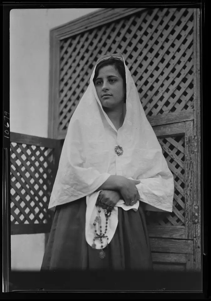 Mujer con mantilla para la misa de alba.